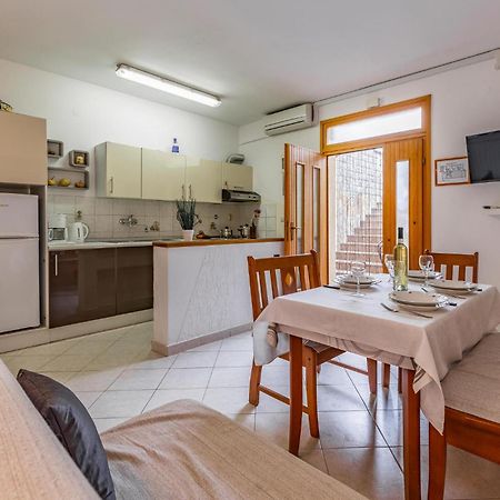 2 Bedroom Stunning Apartment In Rovinj Exterior photo