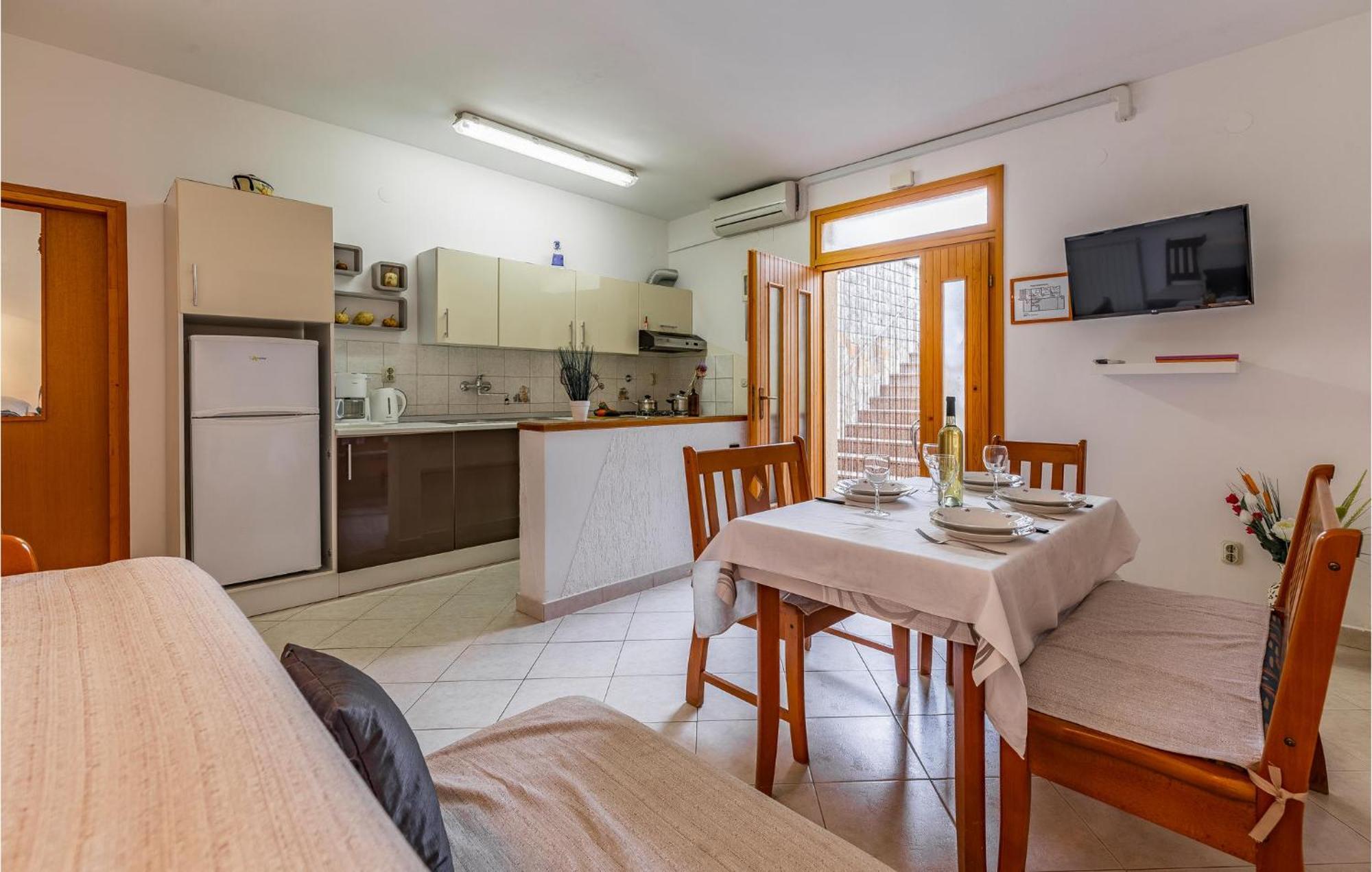 2 Bedroom Stunning Apartment In Rovinj Exterior photo