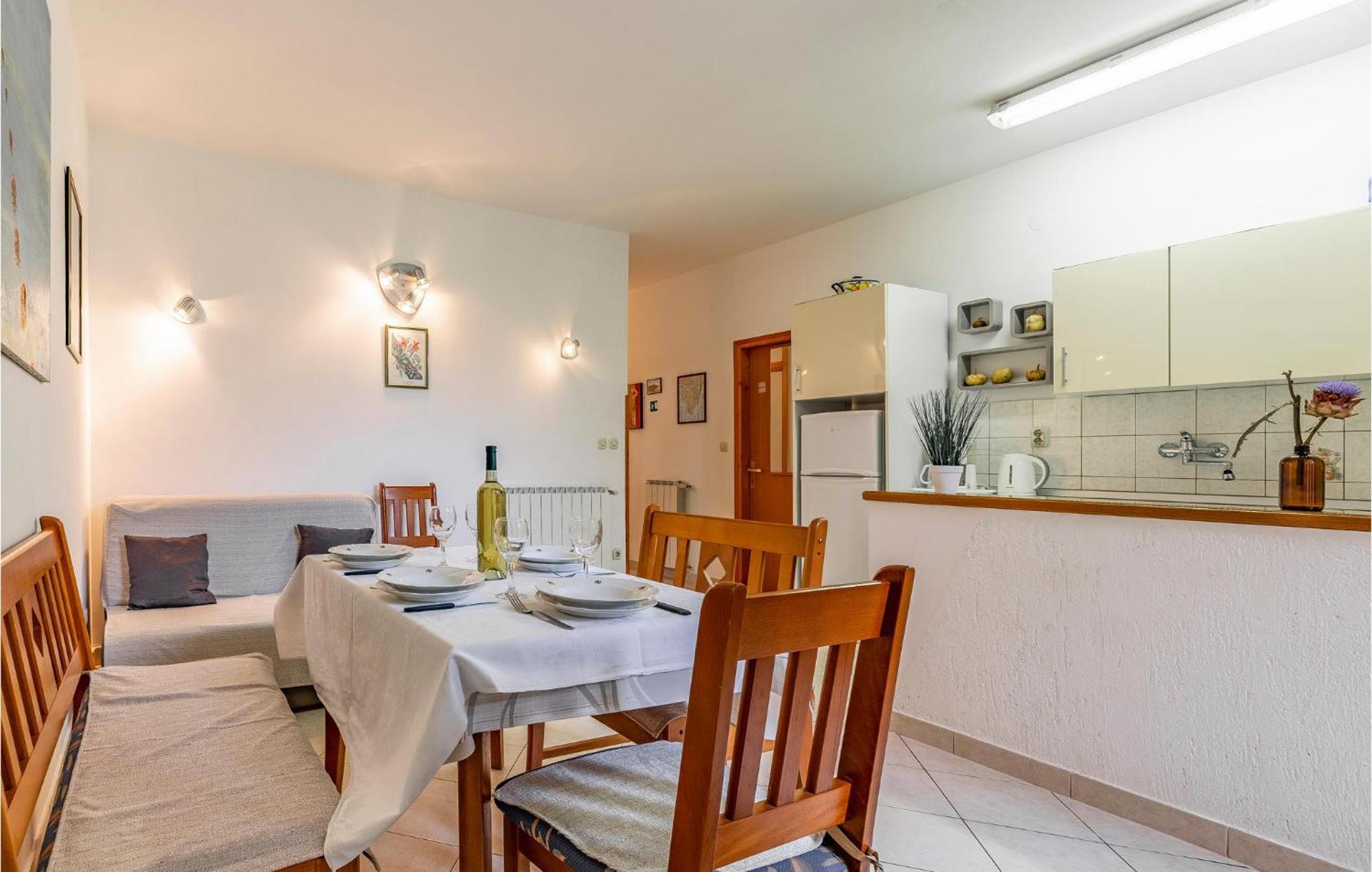 2 Bedroom Stunning Apartment In Rovinj Exterior photo